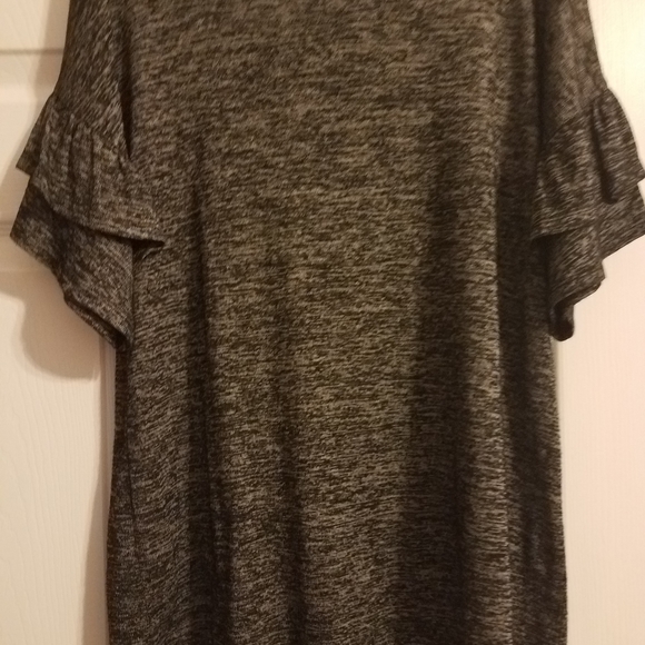 Skirt and T-shirt. - Picture 3 of 7